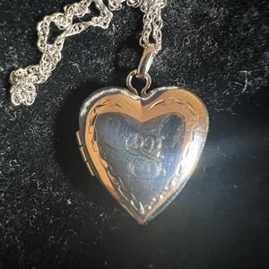 18k white gold chain, it is a small chain